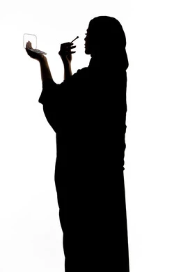 الإهتمام بالجمال والمظهر الخارجي ، أدوات مكياج تتوريال ، التسويق لمنتجات التجميل ، إستخدام إحدى أدوات التجميل ( فرشاة ظل العيون ) ، صورة ظلية لمرأة عربية خليجية اماراتيه، خلفية بيضاء