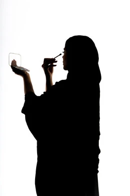 أدوات مكياج تتوريال ، التسويق لمنتجات التجميل ، إستخدام إحدى أدوات التجميل ( فرشاة ظل العيون ) ،  صورة ظلية لمرأة عربية خليجية اماراتيه، الإهتمام بالجمال والمظهر الخارجي ، خلفية بيضاء