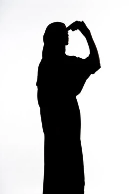 إيماءات السرور والاستمتاع، رؤية الاشياء البعيدة و تقريبها, حب الاستكشاف و المغامرة, الاشاره الى شئ بعيد،  صورة ظلية لمراه عربية خليجية اماراتية تحمل بيدها منظار ثنائي العينين و تنظر الى شيء ما، خلفية بيضاء