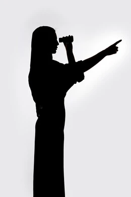 رؤية الاشياء البعيدة و تقريبها, حب الاستكشاف و المغامرة, الاشاره الى شئ بعيد،  صورة ظلية لمراه عربية خليجية اماراتية تحمل بيدها منظار ثنائي العينين و تنظر الى شيء ما بإيماءات السرور والاستمتاع، خلفية بيضاء