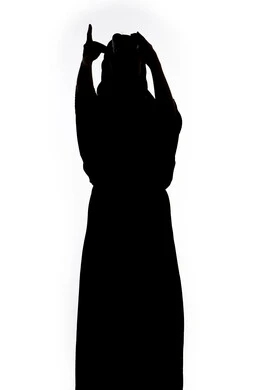 الاشاره الى شئ بعيد، رؤية الاشياء البعيدة و تقريبها, حب الاستكشاف و المغامرة, صورة ظلية لمراه عربية خليجية اماراتية تحمل بيدها منظار ثنائي العينين و تنظر الى شيء ما بإيماءات السرور والاستمتاع، خلفية بيضاء