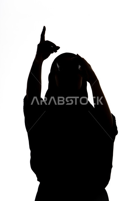 رؤية الاشياء البعيدة و تقريبها, حب الاستكشاف و المغامرة, صورة ظلية لمراه عربية خليجية اماراتية تحمل بيدها منظار ثنائي العينين و تنظر الى شيء ما بإيماءات السرور والاستمتاع، خلفية بيضاء