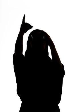 رؤية الاشياء البعيدة و تقريبها, حب الاستكشاف و المغامرة, صورة ظلية لمراه عربية خليجية اماراتية تحمل بيدها منظار ثنائي العينين و تنظر الى شيء ما بإيماءات السرور والاستمتاع، خلفية بيضاء