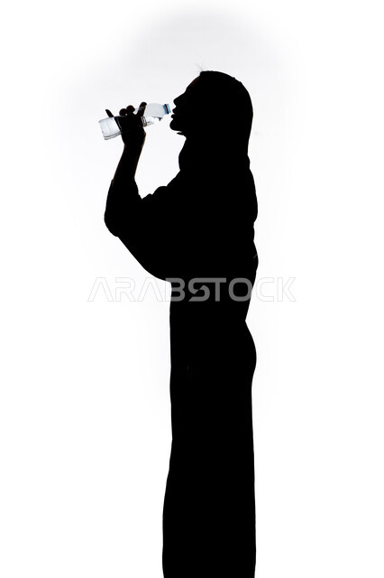 المحافظة على سلامة الجهاز المناعي، أهمية شرب الماء النقي للمحافظة على بشرة نضرة، صورة ظلية لامراه عربي خليجيه اماراتيه تقوم بشرب المياه من عبوة بلاستيكية، التخلص من سموم الجسم،  خلفية بيضاء