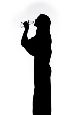 المحافظة على سلامة الجهاز المناعي، أهمية شرب الماء النقي للمحافظة على بشرة نضرة، صورة ظلية لامراه عربي خليجيه اماراتيه تقوم بشرب المياه من عبوة بلاستيكية، التخلص من سموم الجسم،  خلفية بيضاء