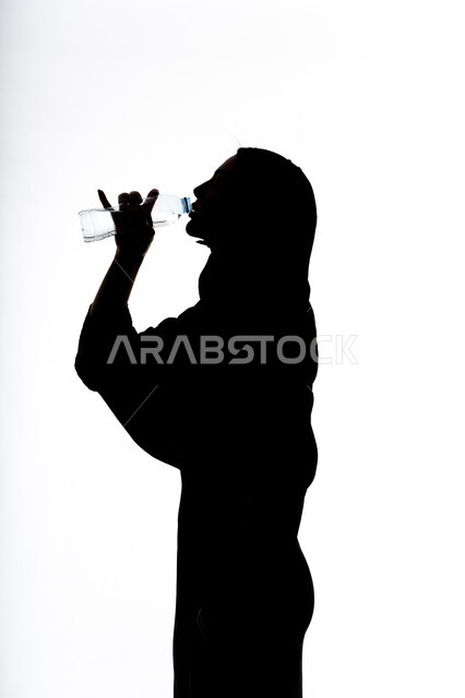 أهمية شرب الماء النقي للمحافظة على بشرة نضرة، صورة ظلية لامراه عربي خليجيه اماراتيه تقوم بشرب المياه من عبوة بلاستيكية، التخلص من سموم الجسم، المحافظة على سلامة الجهاز المناعي، خلفية بيضاء
