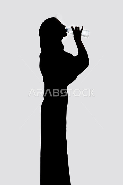 التخلص من سموم الجسم، المحافظة على سلامة الجهاز المناعي،أهمية شرب الماء النقي للمحافظة على بشرة نضرة، صورة ظلية لامراه عربي خليجيه اماراتيه تقوم بشرب المياه من عبوة بلاستيكية، خلفية بيضاء