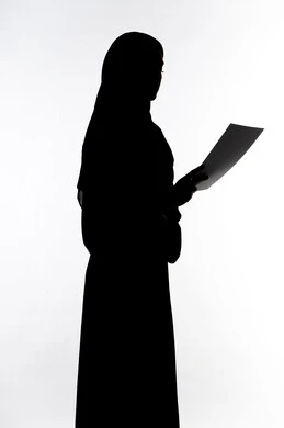 صورة ظلية لمرأة عربية خليجية اماراتيه، بيدها أوراق خاصة بالعمل ،  الأبحاث والتقارير ، قراءة الملاحظات والمعلومات ،مراجعه خطط العمل، متابعة الخطط والمشاريع ، التعليم والثقافة ،خلفية بيضاء