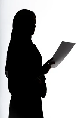 الأبحاث والتقارير ، قراءة الملاحظات والمعلومات ،مراجعه خطط العمل، متابعة الخطط والمشاريع ، التعليم والثقافة ،صورة ظلية لمرأة عربية خليجية اماراتيه، بيدها أوراق خاصة بالعمل ، خلفية بيضاء