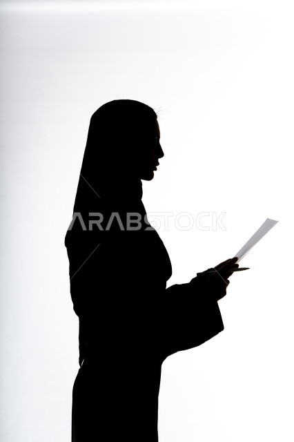 مراجعه خطط العمل، متابعة الخطط والمشاريع ،قراءة الملاحظات والمعلومات ، التعليم والثقافة ،صورة ظلية لمرأة عربية خليجية اماراتيه، بيدها أوراق خاصة بالعمل ، الأبحاث والتقارير ، خلفية بيضاء