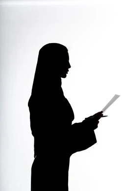 مراجعه خطط العمل، متابعة الخطط والمشاريع ،قراءة الملاحظات والمعلومات ، التعليم والثقافة ،صورة ظلية لمرأة عربية خليجية اماراتيه، بيدها أوراق خاصة بالعمل ، الأبحاث والتقارير ، خلفية بيضاء