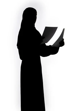 متابعة الخطط والمشاريع ،قراءة الملاحظات والمعلومات ، التعليم والثقافة ،صورة ظلية لمرأة عربية خليجية اماراتيه، بيدها أوراق خاصة بالعمل ، الأبحاث والتقارير ، خلفية بيضاء