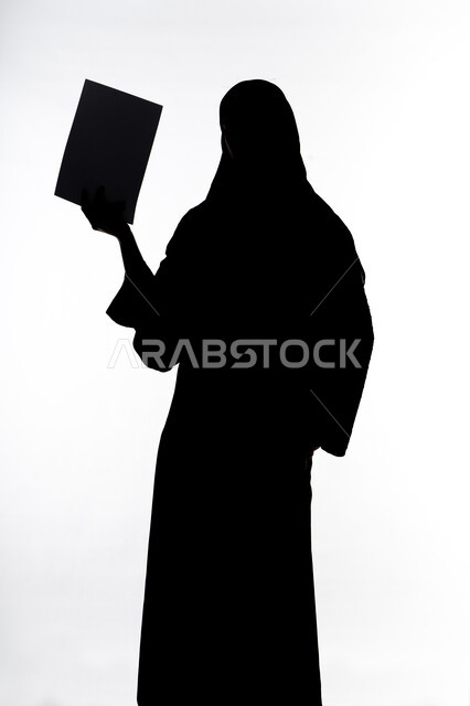 قراءة الملاحظات والمعلومات ، التعليم والثقافة ، متابعة الخطط والمشاريع ،صورة ظلية لمرأة عربية خليجية اماراتيه، بيدها أوراق خاصة بالعمل ، الأبحاث والتقارير ، خلفية بيضاء