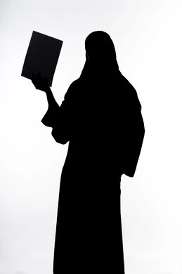 قراءة الملاحظات والمعلومات ، التعليم والثقافة ، متابعة الخطط والمشاريع ،صورة ظلية لمرأة عربية خليجية اماراتيه، بيدها أوراق خاصة بالعمل ، الأبحاث والتقارير ، خلفية بيضاء