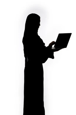وسائل التواصل الإجتماعي ،دمج التكنولوجيا الحديثه فى الحياه اليوميه ،  اجراء بث مباشر ، إستخدام الحاسوب المحمول ، انجاز مهام العمل عن بعد ،إستخدام اجهزة تقنية حديثة ، صورة  ظلية لمرأة عربية خليجية اماراتيه ، خلفية بيضاء