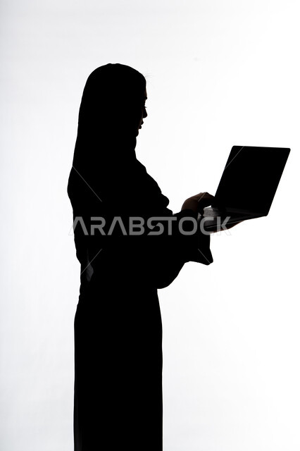 دمج التكنولوجيا الحديثه فى الحياه اليوميه ،  اجراء بث مباشر ، وسائل التواصل الإجتماعي ،إستخدام الحاسوب المحمول ، انجاز مهام العمل عن بعد ،إستخدام اجهزة تقنية حديثة ، صورة  ظلية لمرأة عربية خليجية اماراتيه ، خلفية بيضاء