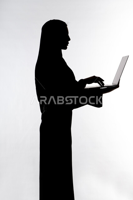 دمج التكنولوجيا الحديثه فى الحياه اليوميه ،  اجراء بث مباشر ، وسائل التواصل الإجتماعي ،إستخدام الحاسوب المحمول ، انجاز مهام العمل عن بعد ،إستخدام اجهزة تقنية حديثة ، صورة  ظلية لمرأة عربية خليجية اماراتيه ، خلفية بيضاء