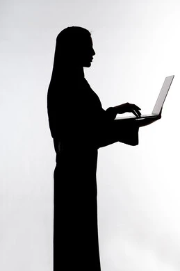 دمج التكنولوجيا الحديثه فى الحياه اليوميه ،  اجراء بث مباشر ، وسائل التواصل الإجتماعي ،إستخدام الحاسوب المحمول ، انجاز مهام العمل عن بعد ،إستخدام اجهزة تقنية حديثة ، صورة  ظلية لمرأة عربية خليجية اماراتيه ، خلفية بيضاء