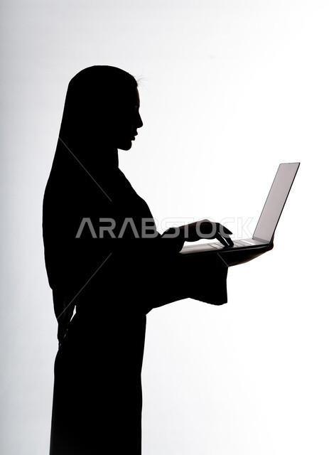 اجراء بث مباشر ، وسائل التواصل الإجتماعي ،إستخدام الحاسوب المحمول ، انجاز مهام العمل عن بعد ،دمج التكنولوجيا الحديثه فى الحياه اليوميه ، إستخدام اجهزة تقنية حديثة ، صورة  ظلية لمرأة عربية خليجية اماراتيه ، خلفية بيضاء