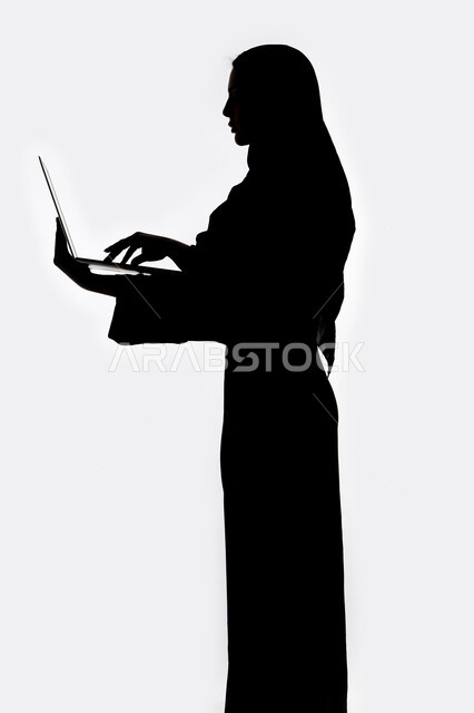 وسائل التواصل الإجتماعي ،إستخدام الحاسوب المحمول ، اجراء بث مباشر ، انجاز مهام العمل عن بعد ،دمج التكنولوجيا الحديثه فى الحياه اليوميه ، إستخدام اجهزة تقنية حديثة ، صورة  ظلية لمرأة عربية خليجية اماراتيه ، خلفية بيضاء