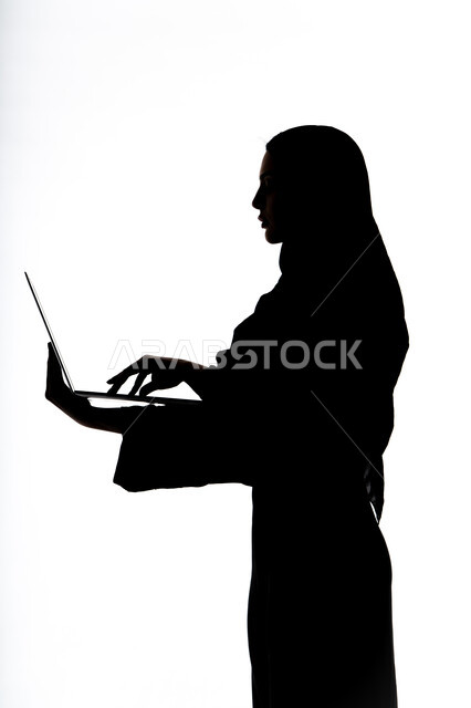 إستخدام الحاسوب المحمول ، اجراء بث مباشر ،وسائل التواصل الإجتماعي ، انجاز مهام العمل عن بعد ،دمج التكنولوجيا الحديثه فى الحياه اليوميه ، إستخدام اجهزة تقنية حديثة ، صورة  ظلية لمرأة عربية خليجية اماراتيه ، خلفية بيضاء