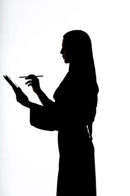 اجراء بث مباشر ،انجاز مهام العمل عن بعد ،  وسائل التواصل الإجتماعي ،دمج التكنولوجيا الحديثه فى الحياه اليوميه ،إستخدام اجهزة تقنية حديثة ،التقاط صور سيلفي تذكاريه بإستخدام التابلت ،صورة ظلية لمرأة عربية خليجية اماراتيه ، خلفية بيضاء