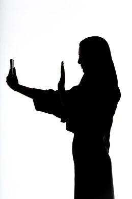 إستخدام الهاتف المحمول، التواصل مع الاهل والاصدقاء، التقاط صور سيلفي تذكاريه ،إستخدام اجهزة تقنية حديثة ، اجراء بث مباشر ،  اجراء مكالمه هاتفيه ،صورة ظلية لمرأة عربية خليجية اماراتيه ،وسائل التواصل الإجتماعي ، خلفية بيضاء