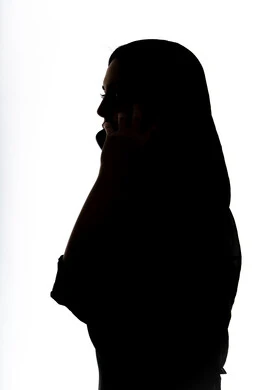 اجراء بث مباشر ،إستخدام اجهزة تقنية حديثة ،التقاط صور سيلفي تذكاريه بإستخدام الهاتف المحمول ، اجراء مكالمه هاتفيه ،صورة ظلية لمرأة عربية خليجية اماراتيه ،وسائل التواصل الإجتماعي ، خلفية بيضاء