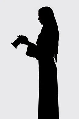 استخدام اجهزه وتقنيات حديثه ،إلتقاط الصور التذكارية ،كاميرا عالية الدقة ،إحتراف التصوير ،هواية التصوير ،  صورة ظلية لامراه عربيه خليجيه اماراتيه ، تحمل بيده كاميرا تصوير عالية الدقة ، مصوره اماراتي ، خلفية بيضاء