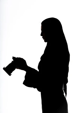 ممارسه الهوايات المفضله ،إلتقاط الصور التذكارية ،كاميرا عالية الدقة ،إحتراف التصوير ،هواية التصوير ،  صورة ظلية لامراه عربيه خليجيه اماراتيه ، تحمل بيده كاميرا تصوير عالية الدقة ، مصوره اماراتي ، خلفية بيضاء