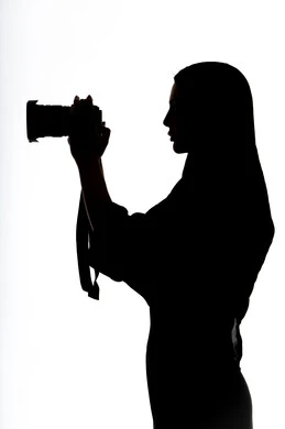 إحتراف التصوير ،هواية التصوير ، إلتقاط الصور التذكارية ، كاميرا عالية الدقة ،صورة ظلية لامراه عربيه خليجيه اماراتيه ، تحمل بيده كاميرا تصوير عالية الدقة ، مصوره اماراتي ، خلفية بيضاء