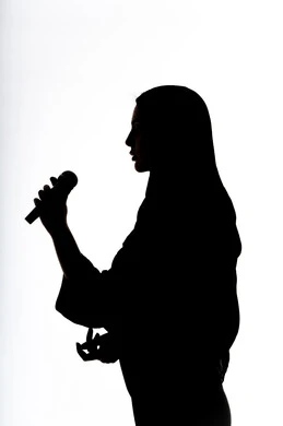 لقاء الخطابات والندوات،حوارات ونقاشات، تقديم برامج، الاستمتاع بالغناء، التدريب الصوتي، صورة ظلية لإمرأة عربية خليجية اماراتيه تمسك بيدها الميكروفون، تمثيل مسرحي، مؤتمرات و محاضرات، خلفية بيضاء