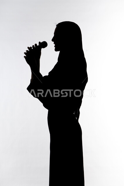 حوارات ونقاشات، تقديم برامج، الاستمتاع بالغناء، لقاء الخطابات والندوات،التدريب الصوتي، صورة ظلية لإمرأة عربية خليجية اماراتيه تمسك بيدها الميكروفون، تمثيل مسرحي، مؤتمرات و محاضرات، خلفية بيضاء