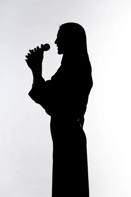 حوارات ونقاشات، تقديم برامج، الاستمتاع بالغناء، لقاء الخطابات والندوات،التدريب الصوتي، صورة ظلية لإمرأة عربية خليجية اماراتيه تمسك بيدها الميكروفون، تمثيل مسرحي، مؤتمرات و محاضرات، خلفية بيضاء