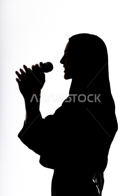 الاستمتاع بالغناء، لقاء الخطابات والندوات،التدريب الصوتي، حوارات ونقاشات، تقديم برامج، صورة ظلية لإمرأة عربية خليجية اماراتيه تمسك بيدها الميكروفون، تمثيل مسرحي، مؤتمرات و محاضرات، خلفية بيضاء