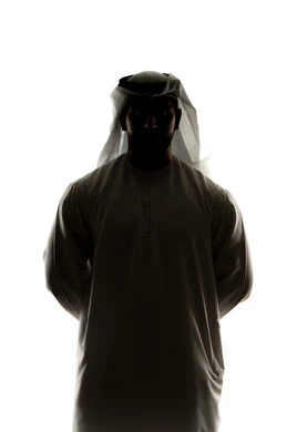 مفهوم الرجوله والاناقه ،  الاهتمام بالمظهر الخارجي، الوقوف باستقامه وثقه بالنفس ،  صورة ظلية لرجل عربي خليجي اماراتي، خلفية بيضاء