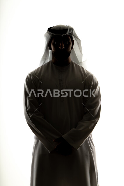 الاهتمام بالأناقة والمظهر الخارجي، الرجوله والثقه بالنفس، الوقوف بايدي متقاطعه،  صورة ظلية لرجل عربي خليجي اماراتي، خلفية بيضاء