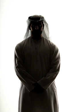 الاهتمام بالأناقة والمظهر الخارجي، الرجوله والثقه بالنفس، الوقوف بايدي متقاطعه،  صورة ظلية لرجل عربي خليجي اماراتي، خلفية بيضاء