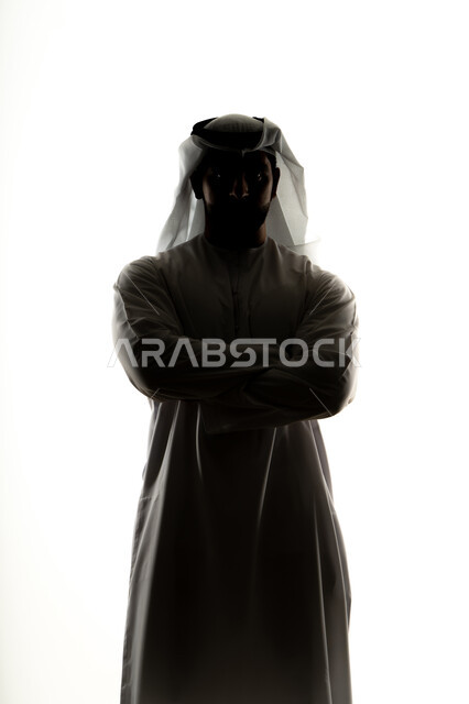 الرجوله والثقه بالنفس، الوقوف بايدي متقاطعه، الاهتمام بالأناقة والمظهر الخارجي،صورة ظلية لرجل عربي خليجي اماراتي، خلفية بيضاء