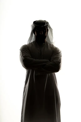 الرجوله والثقه بالنفس، الوقوف بايدي متقاطعه، الاهتمام بالأناقة والمظهر الخارجي،صورة ظلية لرجل عربي خليجي اماراتي، خلفية بيضاء