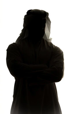 الوقوف بايدي متقاطعه، الاهتمام بالأناقة والمظهر الخارجي، مفهوم الرجوله والثقه بالنفس ،صورة ظلية لرجل عربي خليجي اماراتي، خلفية بيضاء