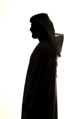 مفهوم الرجوله والثقه بالنفس ، الاهتمام بالأناقة والمظهر الخارجي، صورة ظلية بزاوية من الجنب لرجل عربي خليجي اماراتي، خلفية بيضاء