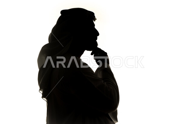 التأمل والتخطيط للمستقبل، ايجاد حل لمشكلة ما،  صورة ظلية لرجل عربي خليجي اماراتي يضع يده على ذقنه ينظر الى مكان ما بايماءات التفكير والتركيز، تعابير شرود الذهن والتمعن، خلفية بيضاء
