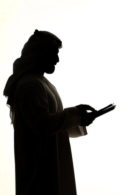 تطبيقات وبرامج التابلت ، التسوق عبر الانترنت باستخدام التابلت،إنجاز المهام عن بعد، دمج التقنيات الحديثه فى الحياه اليوميه ، صورة ظلية لرجل عربي خليجي اماراتي ، مهن ووظائف ، خلفية بيضاء