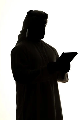 التسوق عبر الانترنت باستخدام التابلت،إنجاز المهام عن بعد، دمج التقنيات الحديثه فى الحياه اليوميه ، صورة ظلية لرجل عربي خليجي اماراتي ، مهن ووظائف ، خلفية بيضاء