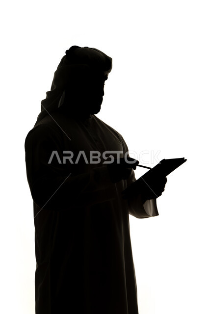 دمج التقنيات الحديثه فى الحياه اليوميه ، إنجاز المهام عن بعد،التسوق عبر الانترنت باستخدام التابلت، صورة ظلية لرجل عربي خليجي اماراتي ، مهن ووظائف ، خلفية بيضاء