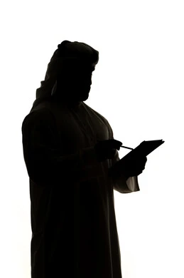 دمج التقنيات الحديثه فى الحياه اليوميه ، إنجاز المهام عن بعد،التسوق عبر الانترنت باستخدام التابلت، صورة ظلية لرجل عربي خليجي اماراتي ، مهن ووظائف ، خلفية بيضاء