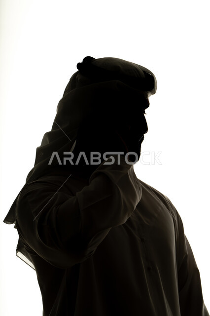 دمج التقنيات الحديثه فى الحياه اليوميه ،إنجاز المهام عن بعد، التواصل الإجتماعي ،إجراء مكالمة فيديو بإستخدام الهاتف المحمول ، الإتصال والدردشة ،الدردشه عبر الانترنت، صورة ظلية لرجل عربي خليجي اماراتي ، خلفية بيضاء