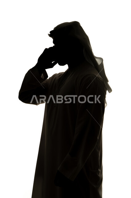 إنجاز المهام عن بعد، التواصل الإجتماعي ،إجراء مكالمة فيديو بإستخدام الهاتف المحمول ، الإتصال والدردشة ،الدردشه عبر الانترنت، دمج التقنيات الحديثه فى الحياه اليوميه ،صورة ظلية لرجل عربي خليجي اماراتي ، خلفية بيضاء