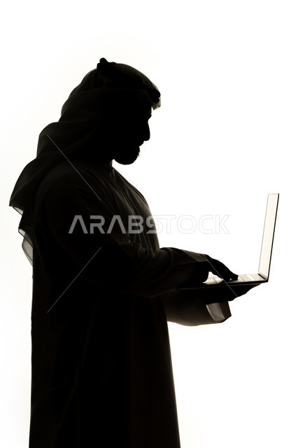 التسويق الإلكتروني ، مهن ووظائف ،  دمج التقنيات الحديثه فى الحياه اليوميه ،  تصفح الإنترنت ، إستخدام اجهزة تكنولوجيا ،صورة ظلية لرجل عربي خليجي اماراتي ، إستخدام جهاز الحاسوب المحمول ، العمل عن بعد ، خلفية بيضاء
